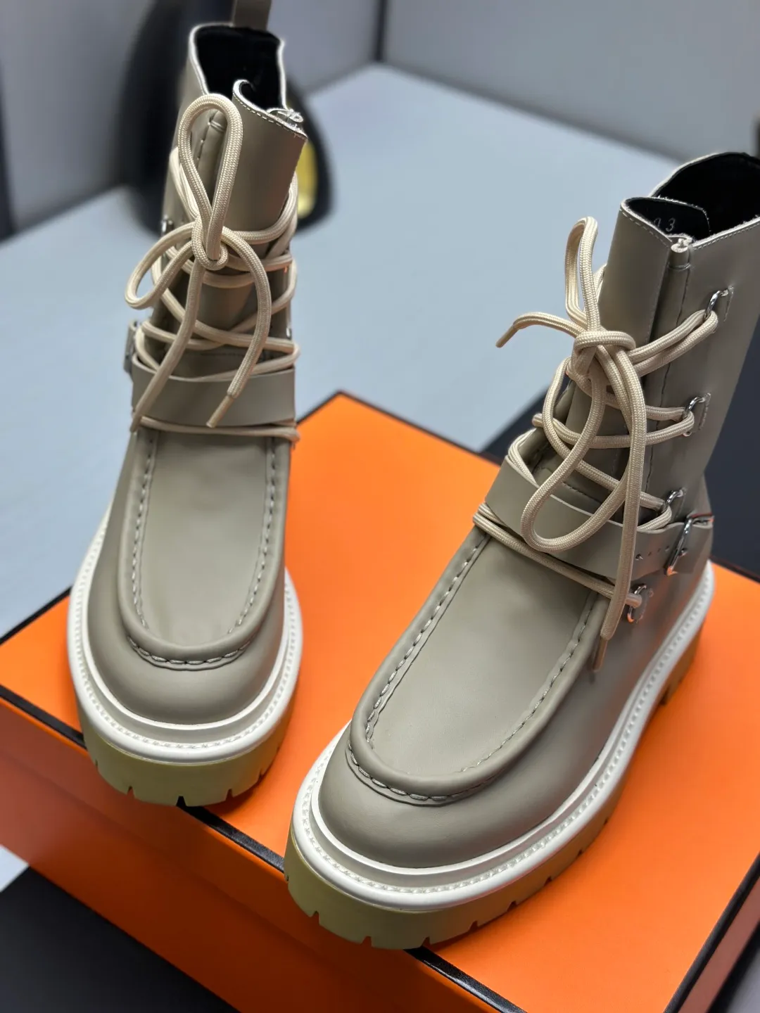 👟👟Ex-factory price 820👟👟 Hermes Martin boots fe new arrival~ Autumn and winter new Bouncing Martin boots casual shoes, the most comfortable shoes from Hermès, no one else⃣️, very light on the feet and good-looking, you will not feel tired when you go shopping and running around👍 The cowhide stitching feels good, very beautiful and versatile, very light and comfortable Hermès GD9321 is perfect for both sports and leisure. It feels great when you step on it! ✔️Fabric: Imported cowhide ✔️Inner lining: Imported silk sheepskin for lining insoles ✔️Outsole: Seamless combination of IP+TPU (multi-color letters) German technology irradiation machine ✔️Size: #35-40 code 🎁Top quality, simultaneous full set of packaging